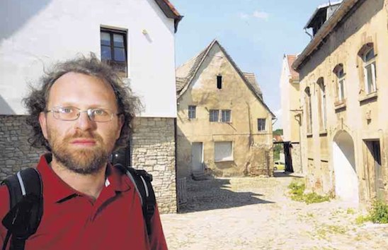 Olaf Böhlk wünscht sich eine Sanierung der alten Bernburger Bergstadt, des letzten mittelalterlichen Straßenraums. FOTO: ENGELBERT PÜLICHER 