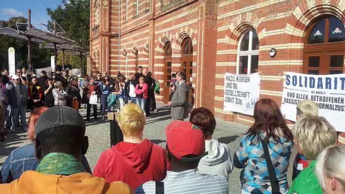 Der Bernburger Bürgermeister spricht zu den Besuchern einer Kundgebung gegen Rassismus vor dem Bernburger Bahnhof und setzt damit ein wichtiges Zeichen der Solidarität mit dem Opfer und gegen Fremdenfeindlichkeit in Bernburg.