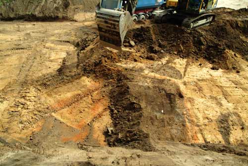 Bagger zerstört archäologischen Befund in Bernburg