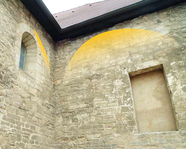 Aufgrund noch erkennbarer Ansätze von Gewölbe-Bögen und der Pfeilervorlagen mit Bogenanfängern kann eine schematische Rekonstruktion der Westempore versucht werden.