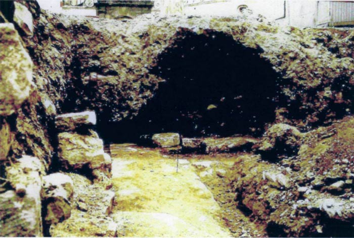 Foto von der Ausgrabung der Burgkapelle in den Jahren 1972/73. Die durchlaufende Nordwand an der Abzweigung zur Chorschranke. Blick nach Osten. Abbildung mit freundlicher Genehmigung von Herrn Ottomar Träger