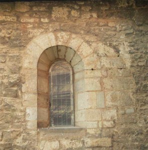 Rechts neben dem westlichen erhaltenen Fenster in der Südwand lässt sich ein ehemaliger Gewölbebogen als helle Verfärbung erkennen.