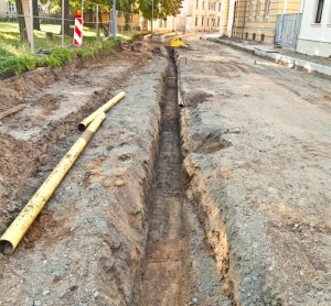 Grundhafter Ausbau Leipziger Straße (Bernburg) Leitungsgraben, Bodenverfärbung im Bereich eines vermuteten Burggrabens. Blick nach SO. Foto am 30.08.2014, Olaf Böhlk