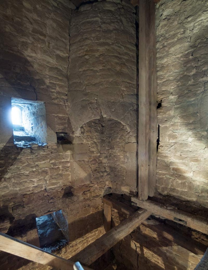 Romanischer Kamin im Turm der Altenburger Kirche.