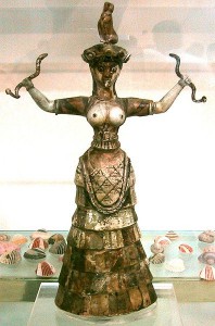 "Schlangengöttin" oder eine Priesterin bei der Durchführung eines entsprechenden Rituals, aus dem Palast von Knossos (Quelle Wikipedia, Chris 73, CC BY-SA 3.0)