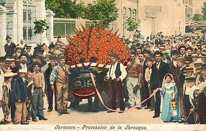 Historische Postkarte von der Prozession beim Tarasquefest in der südfranzösische Stadt Tarascon. Quelle: Wikipedia 