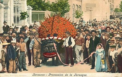 Historische Postkarte von der Prozession beim Tarasquefest in der südfranzösische Stadt Tarascon. Quelle: Wikipedia